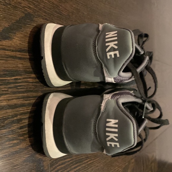 Nike internationalist women’s sneaker. Size 9. - Picture 4 of 7